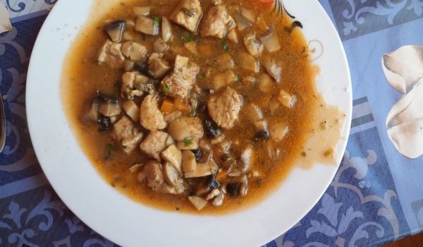 Гъби със свинско месо и пресен лук