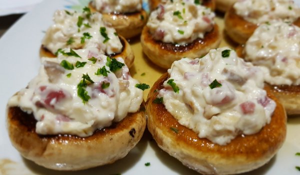 Гъбки, пълнени със сметана и хамон