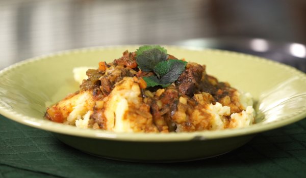 Гулаш с мачкани картофи