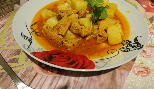 Гулаш със свинско и картофи