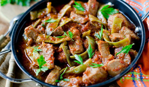 Гулаш със свинско месо и зелен фасул