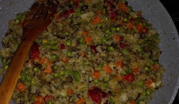 Гулия с киноа, грах и моркови