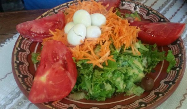 Хайдушка салата с пъдпъдъчи яйца