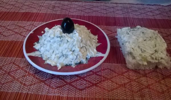 Хайвер от яйца, сирене и краставица