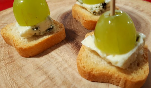 Хапки с грозде и синьо сирене