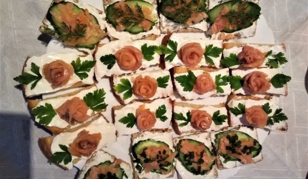Хапки с розички от пушена сьомга, пилешка пастърма и крема сирене