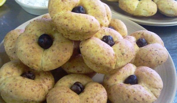 Хлебчета детелинки с халуми и маслини