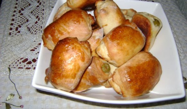 Хлебчета с пушено сирене и маслини
