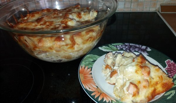 Хлебна запеканка с луканка и наденица