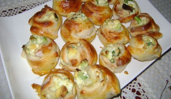 Хлебни розички с варени яйца и зелен лук