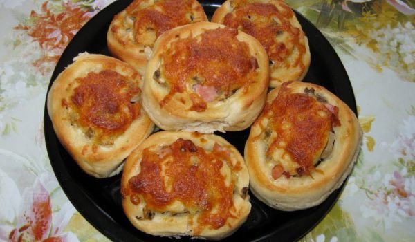 Хлебни рулца с бекон, гъби и кашкавал