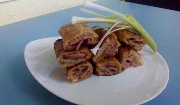 Хлебни рулца с колбас