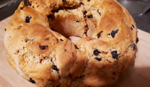 Хляб с маслини и сушени домати