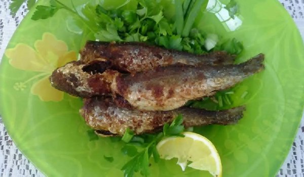 Хрупкава килка със зелен лук