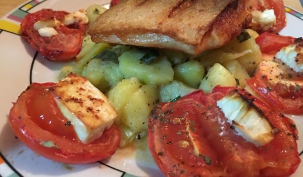 Хрупкава сьомга с картофи и печени домати