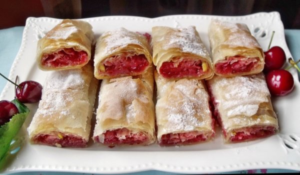 Хрупкави банички с череши и овесени ядки
