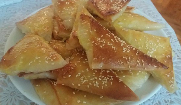 Хрупкави банички с извара и сусам