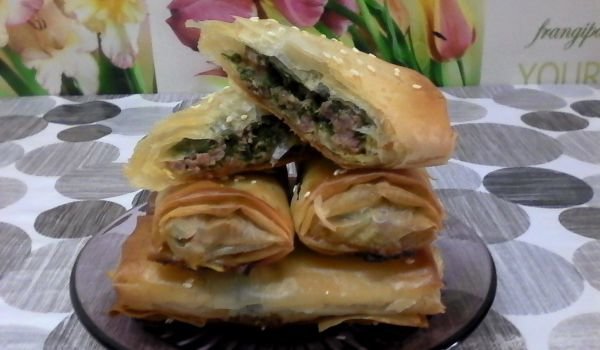 Хрупкави банички с кайма и спанак