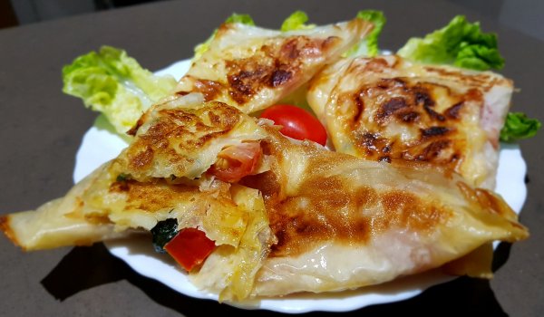 Хрупкави банички с Проволоне и чери домати