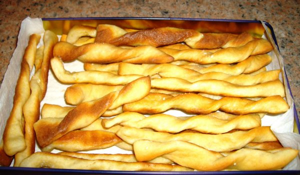 Хрупкави гризини със сусам