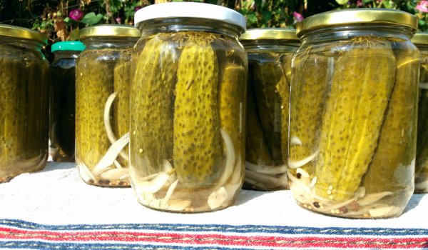 Хрупкави кисели краставички с хималайска сол