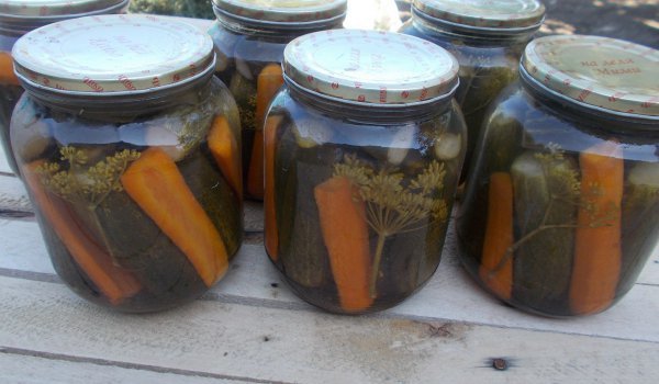 Хрупкави краставички с моркови в буркани