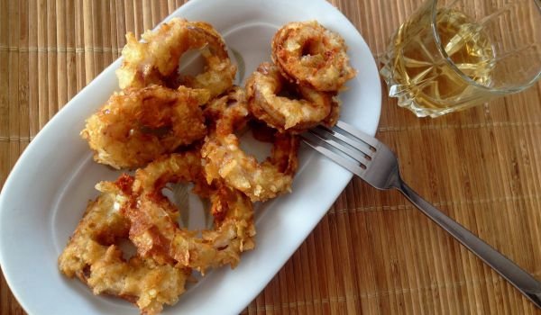 Хрупкави лучени кръгчета с панировка от картофен чипс