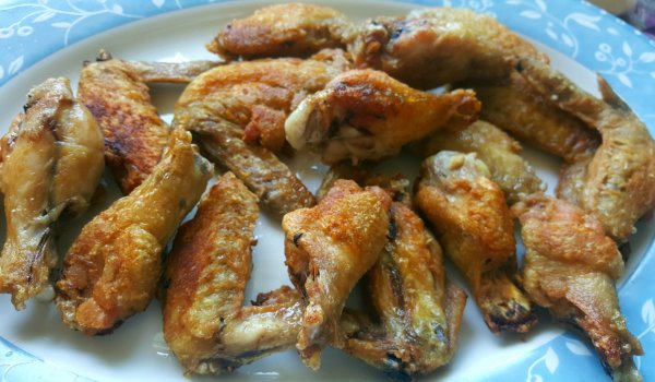 Хрупкави мариновани пилешки крилца