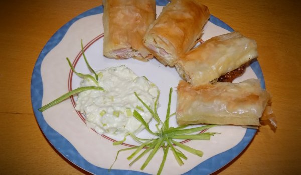 Хрупкави мини банички със сос