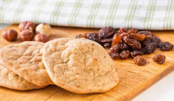 Хрупкави овесени питки със стафиди