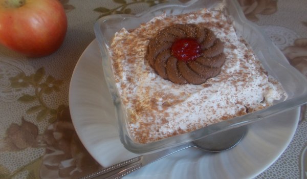 Ябълков десерт в купичка