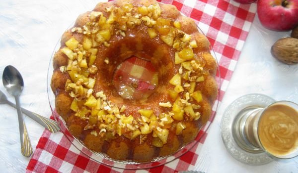 Ябълков кекс с орехи и карамел