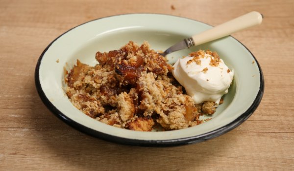 Ябълков крамбъл с кардамон