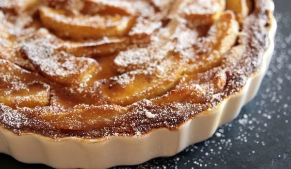 Ябълков сладкиш с грис и мед