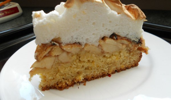 Ябълков сладкиш със заливка от белтъчен меренг