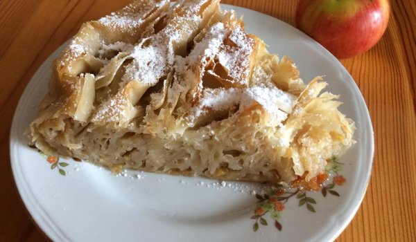 Ябълкова баница с мед и кардамон