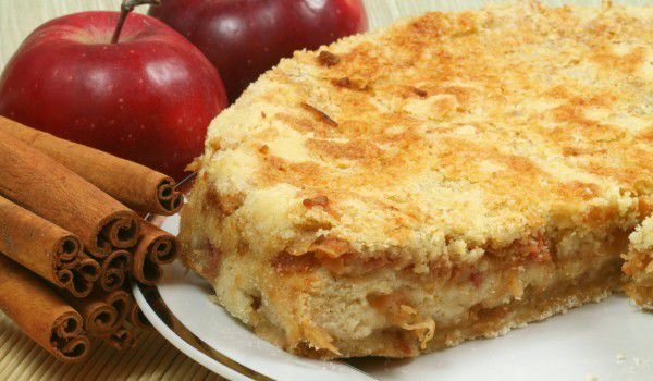 Ябълкова торта с грис и канела