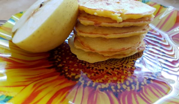 Ябълкови палачинки с кокосово масло и канела