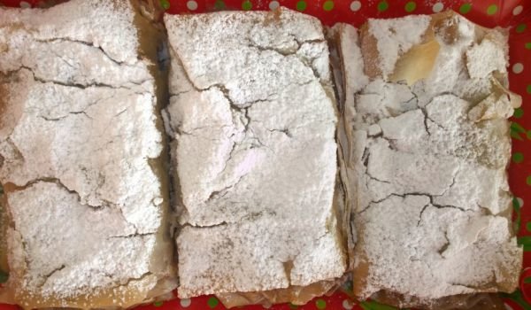 Ябълкови щруделчета с пудра захар