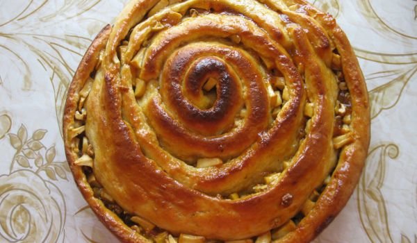 Ябълково охлювче с кайсиево сладко и орехи