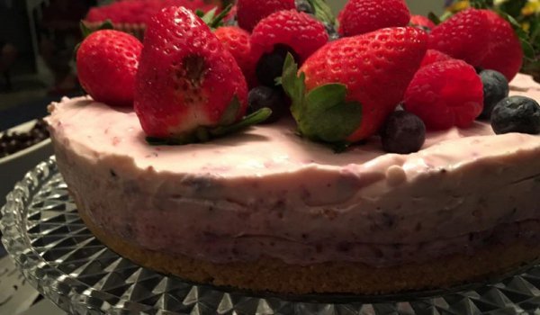 Ягодов чийзкейк с кисело мляко