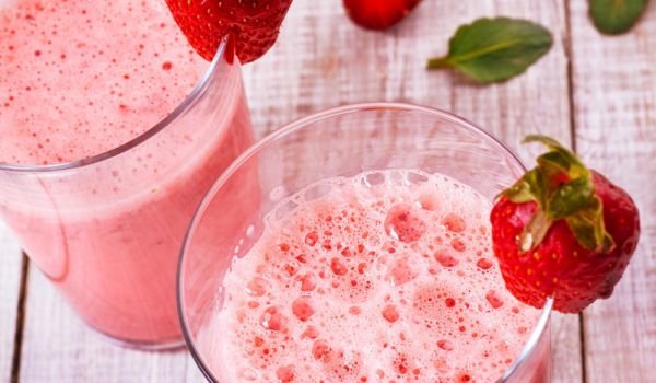 Ягодов коктейл с кисело мляко