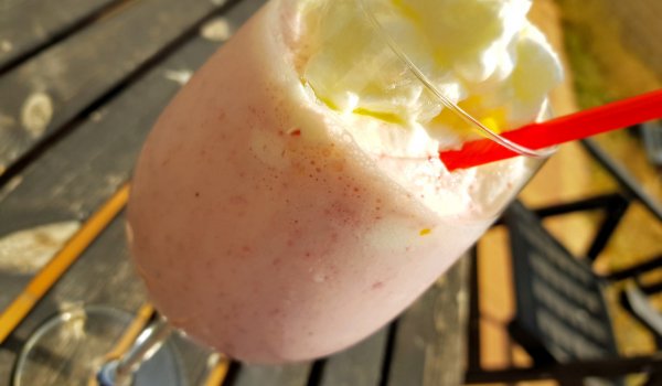 Ягодов шейк с калпаче от меренг