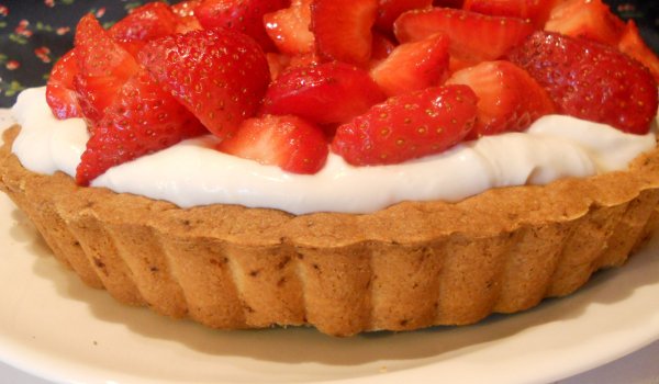 Ягодова тарта със сметана и гръцко кисело мляко