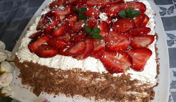 Ягодова торта с бисквити и маскарпоне