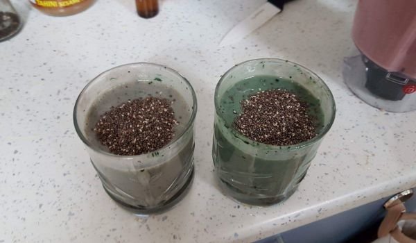 Ягодово-бананов шейк със спирулина и чия