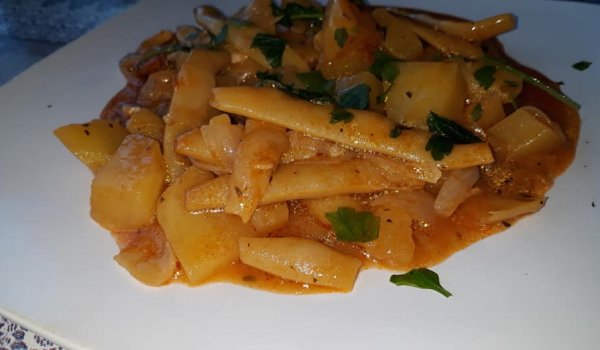 Яхния жълт боб с картофи