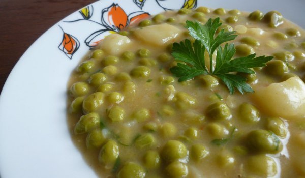 Яхния от грах и картофи