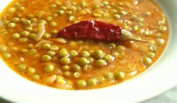 Яхния от грах и лук