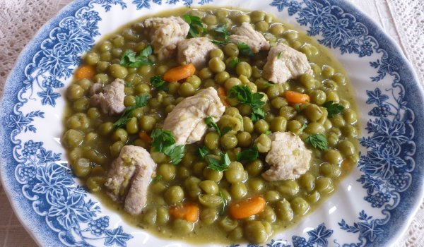 Яхния от грах, моркови и свинско месо